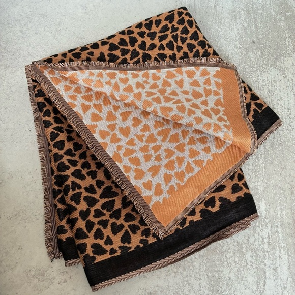 Ann Taylor Scarf  Tan and Black Reversible Animal Print Heart Shape - Picture 9 of 13